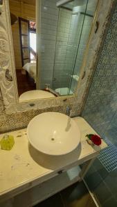 日若卡-迪热里科阿科阿拉villa del sole lagoa的浴室设有白色水槽和镜子