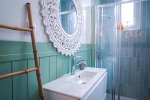 沙托鲁Le Dolce Vita - Proche Gare - Spacieux的一间带水槽和镜子的浴室