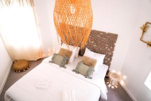沙托鲁Le Dolce Vita - Proche Gare - Spacieux的一间卧室配有带白色床单和枕头的床。