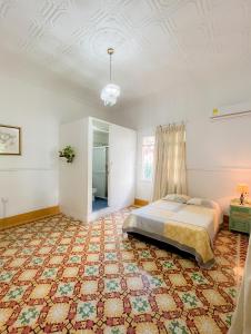 卡塔赫纳Casa Colonial en Manga的一间卧室配有一张床和地毯