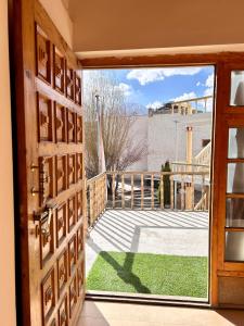 列城Zambala guest house的开放式门,享有阳台的景色
