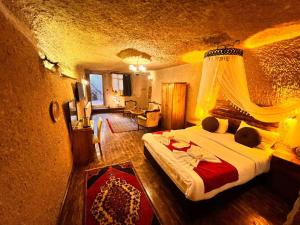于尔居普7 Oda Kapadokya Cave Hotel的一间卧室,卧室内配有一张大床
