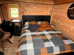 SwalmenHoogte Huisje Schotland的小木屋内一间卧室,配有一张床
