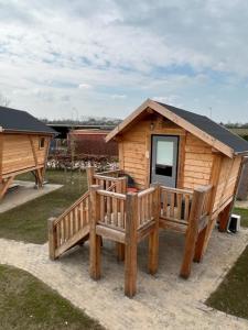 SwalmenHoogte Huisje Schotland的小木屋前面设有2张长椅