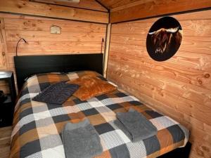 SwalmenHoogte Huisje Schotland的小木屋内一间卧室,配有一张床