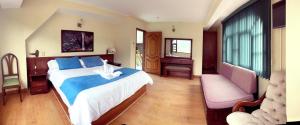 巴尼奥斯东德马赛洛酒店的一间卧室配有一张大床和一张沙发