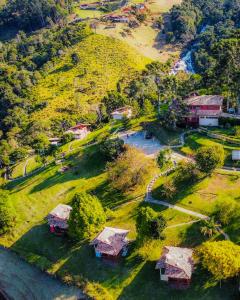 贡萨尔维斯艾斯贝洛达瓜旅馆的享有村庄的顶部景色,拥有房屋和树木