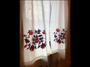 KrekhayevZubyria Lodge的花纹的白色窗帘