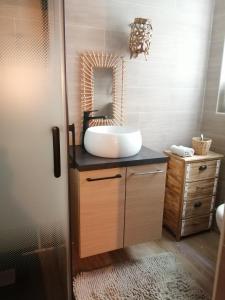 滨海自由城appartement cosy situé à 2mn de la plage à pied climatise的一间带水槽和镜子的浴室