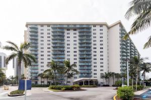 迈阿密海滩Stunning & Spacious Resort-Style Condo Across From Beach!的一座棕榈树环绕的大建筑