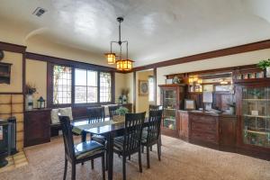 佳能威尔Beautiful Historic Home Near Bryce Canyon!的一间带桌椅的用餐室