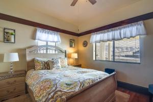 佳能威尔Beautiful Historic Home Near Bryce Canyon!的一间卧室设有一张大床和一个窗户。