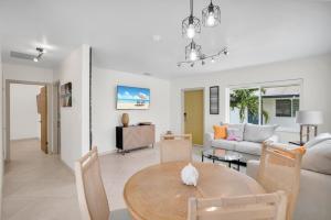 劳德代尔堡LoKal Rental Tropical Florida destination的客厅配有桌子和沙发