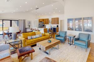 甘尼森Leisure Lodge Living的客厅配有黄色沙发和蓝色椅子