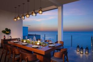 科苏梅尔Dreams Cozumel Cape Resort & Spa的一间配备有桌椅的海景用餐室