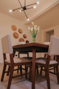 帕纳哈切尔Lahos Apartament's的餐桌、椅子和花瓶