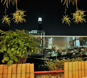 吉隆坡Xpeed Holiday Hotel的享有城市天际线的美景。