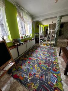 KrompachyPrenájom v súkromí Krompachy的地板上铺着色彩缤纷的地毯的房间