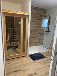 Le TourneurEscapade Normande avec son sauna privé的带淋浴和盥洗盆的浴室
