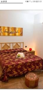 兰佩杜萨VILLA DAIANA的一间卧室配有一张带红色毯子的床
