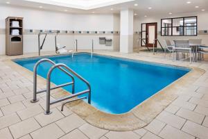 斯坦福德Residence Inn by Marriott Stamford Downtown的蓝色的游泳池,位于酒店客房内