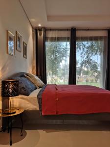 塞拉莱Laguna Apartment HAWANA SALALAH Resort的一间卧室设有一张大床和一个窗户。