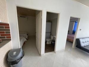 托卢Edificio Itzé SOLARIS apto 2 habitaciones的客房设有带卫生间的浴室。
