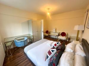 伦敦Eversholt flats的一间卧室配有一张大床和一张沙发