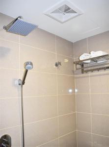 吉隆坡Xpeed Holiday Hotel的浴室里设有玻璃门淋浴