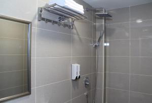 吉隆坡Xpeed Holiday Hotel的带淋浴的浴室和玻璃门
