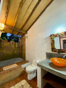 巴里查拉Hotel Casa Canela By MH的一间带卫生间和水槽的浴室