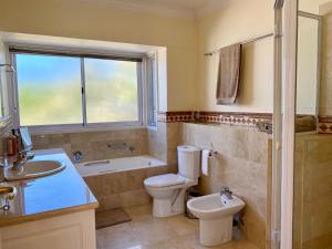 克尼斯纳42 Spinnaker, The Quays的浴室配有卫生间、盥洗盆和浴缸。