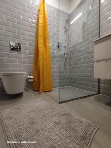 塞拉莱Laguna Apartment HAWANA SALALAH Resort的浴室设有玻璃淋浴间和地毯。