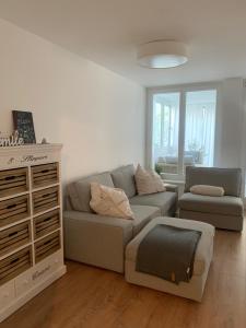 布雷根茨RELAX Apartment mit Garten - Lifestyle am Bodensee, Fahrräder inklusive的客厅配有沙发和椅子