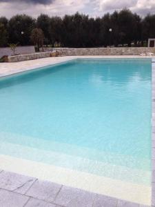 奥特朗托La Carcara的蓝色海水大型游泳池