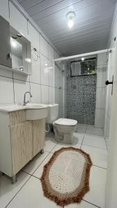 皮拉图巴Casa das Bromélias- Com Quiosque em meio à natureza!的一间带水槽、卫生间和镜子的浴室