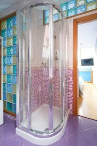 坎加斯德穆拉索Casa Punta Balea, en el centro的带淋浴的浴室(带瓷砖墙)
