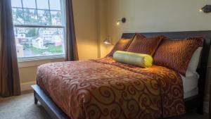 阿斯托里亚Hotel Elliott的一间卧室设有一张大床和大窗户