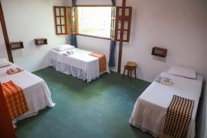 圣加布里埃尔－达卡绍埃拉POUSADA BAWARY的客房设有两张床和窗户。
