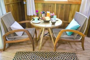 圣加布里埃尔－达卡绍埃拉POUSADA BAWARY的小桌子,两把椅子,桌子,饮料