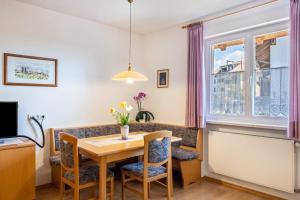 考那亚诺Valtlhof - Apt 1的一间带桌椅和窗户的用餐室
