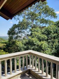 圣保罗Pousada Monte Sião的木质阳台,后方种有树木