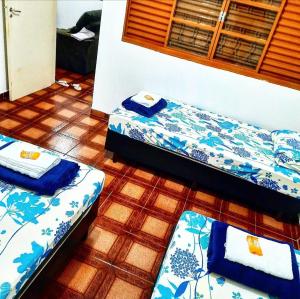 乌贝兰迪亚POUSADA ROSA BRANCA的配有两张蓝色和白色床单的床铺