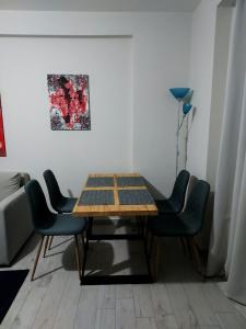 约阿尼纳Apartment的一张桌子,房间配有椅子和绘画