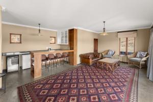 海姆维尔Drakensberg Luxury Accommodation - Misty Ridge的客厅设有厨房和桌子