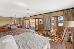 海姆维尔Drakensberg Luxury Accommodation - Misty Ridge的一间卧室设有一张床和一间客厅。