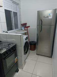 因比图巴Condomínio Residencial Mar Azul的厨房配有冰箱和洗衣机。