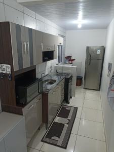 因比图巴Condomínio Residencial Mar Azul的厨房配有水槽和冰箱