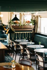 马斯特里赫特博泰尔马斯特里赫特的用餐室配有桌椅和植物