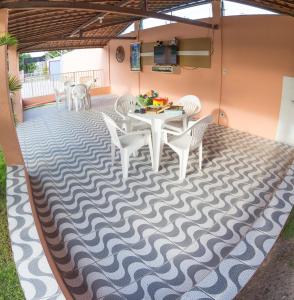 嘎林海斯港波萨达日卡昂特索豪斯普尔托公寓的斑马图案的地毯上设有带桌椅的庭院